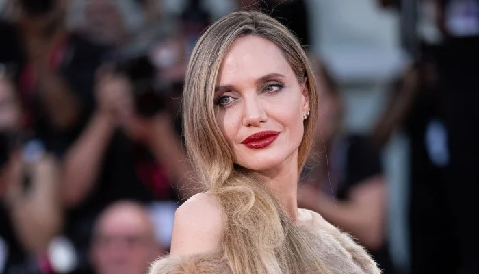dxND Angelina Jolie: A Hollywood Star Who Changed the World