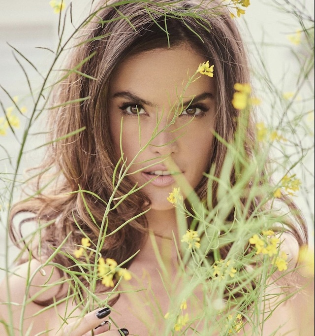 6QyJ Alessandra Ambrosio: The Journey of a Fashion Icon